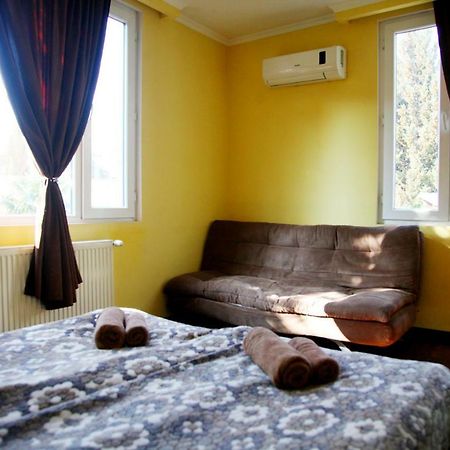 Guesthouse Different Tbilisi Bagian luar foto