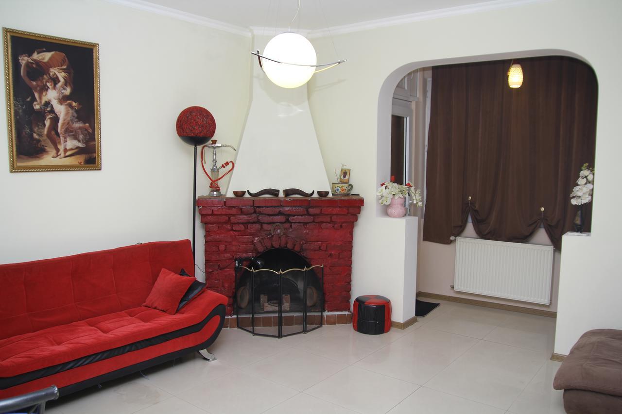 Guesthouse Different Tbilisi Bagian luar foto