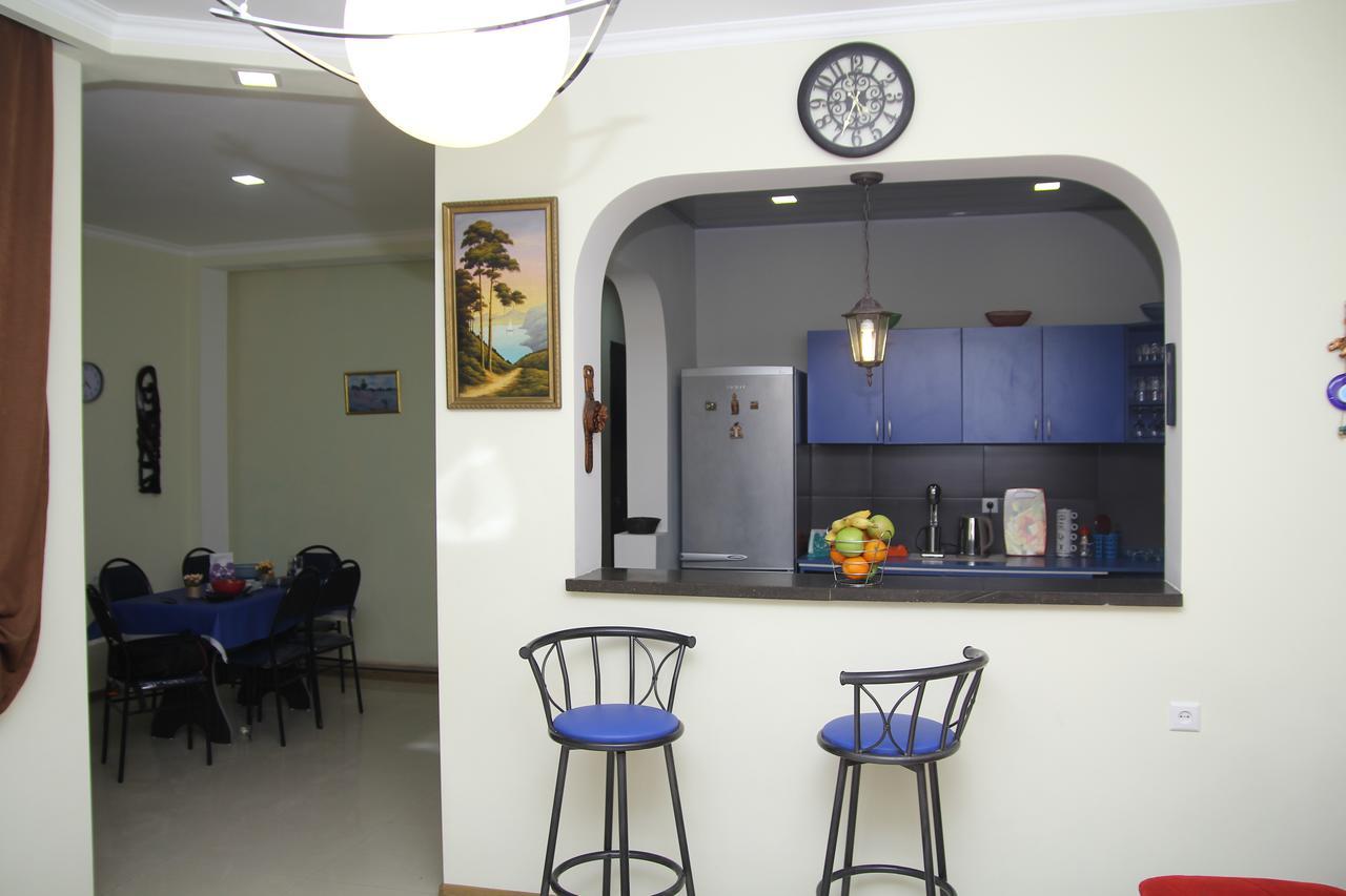 Guesthouse Different Tbilisi Bagian luar foto