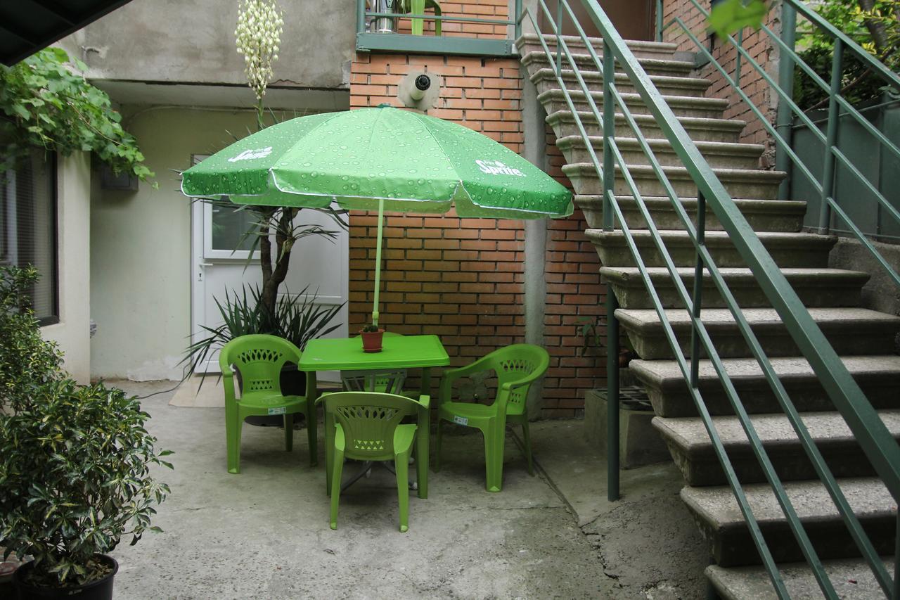 Guesthouse Different Tbilisi Bagian luar foto
