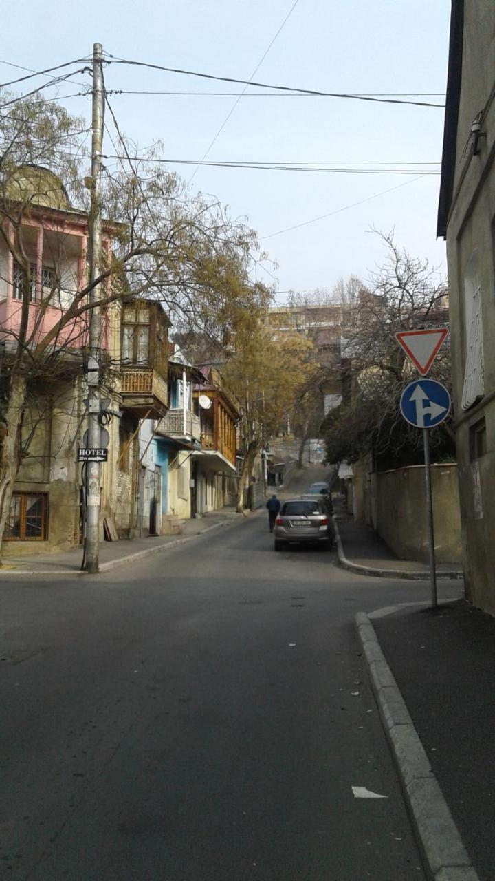 Guesthouse Different Tbilisi Bagian luar foto