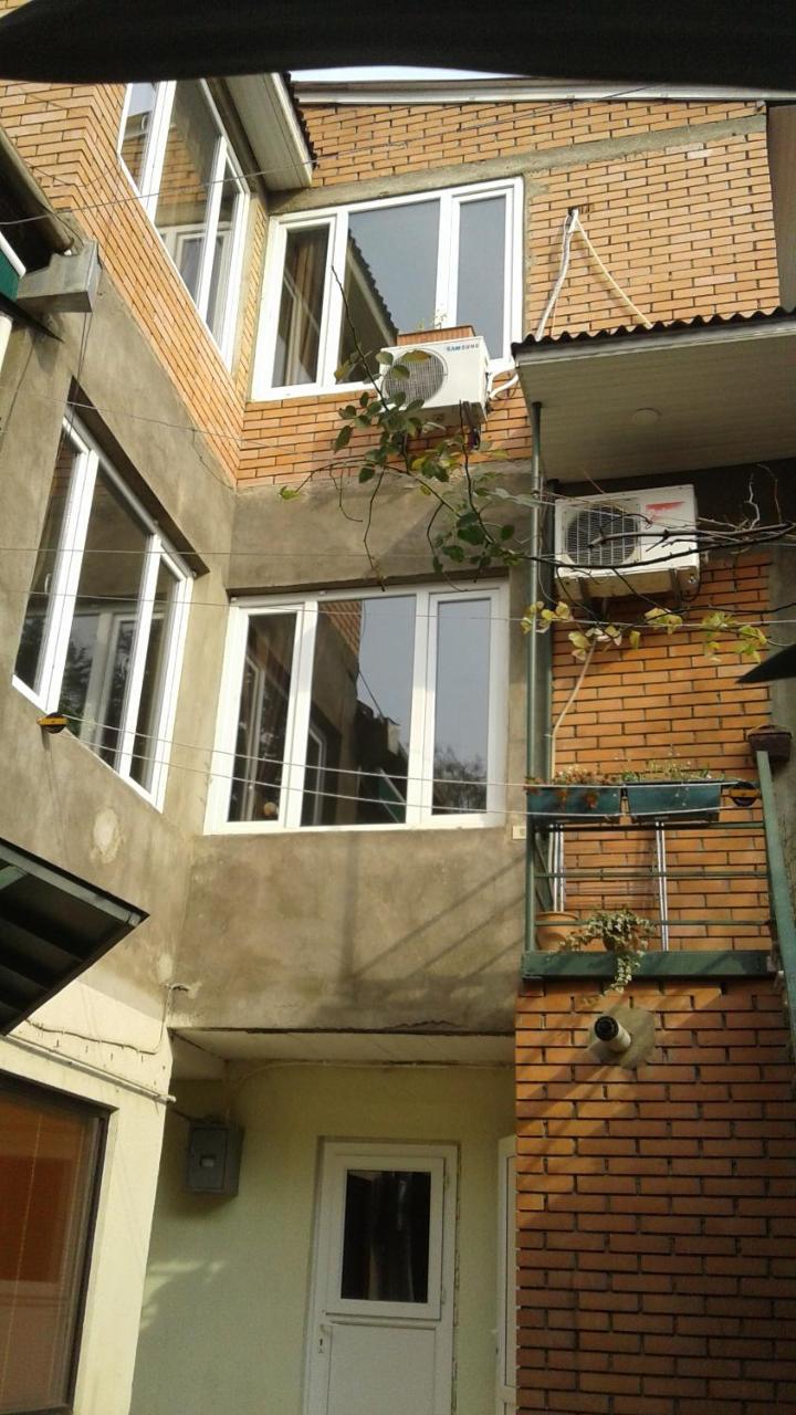 Guesthouse Different Tbilisi Bagian luar foto