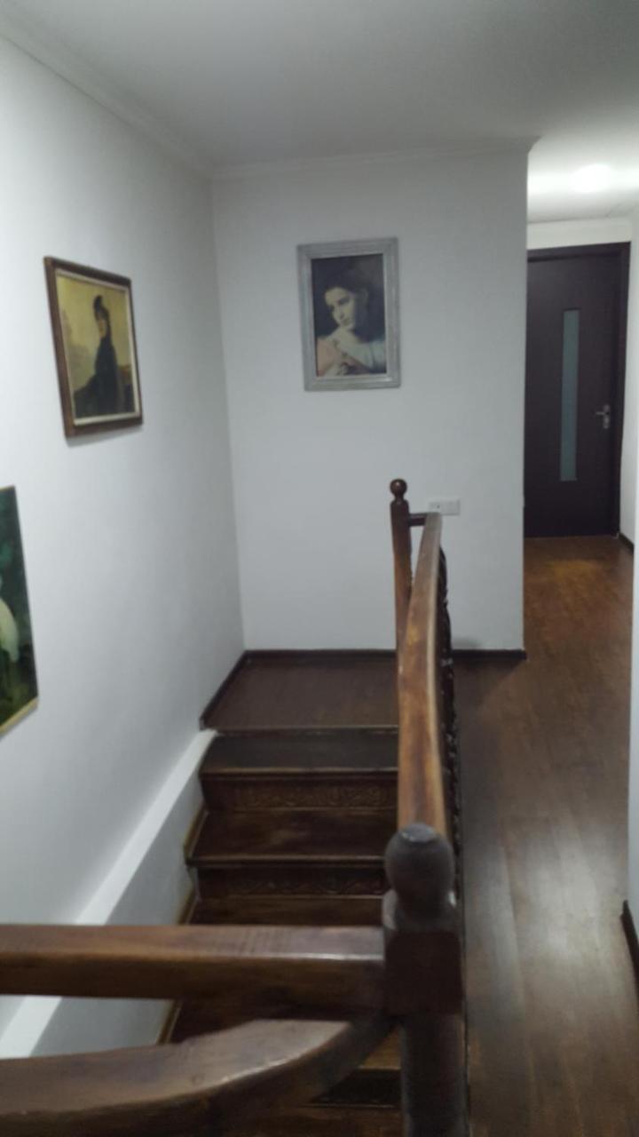 Guesthouse Different Tbilisi Bagian luar foto