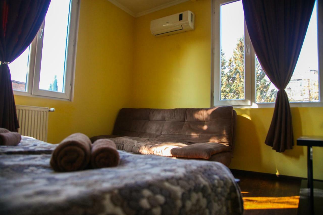 Guesthouse Different Tbilisi Bagian luar foto