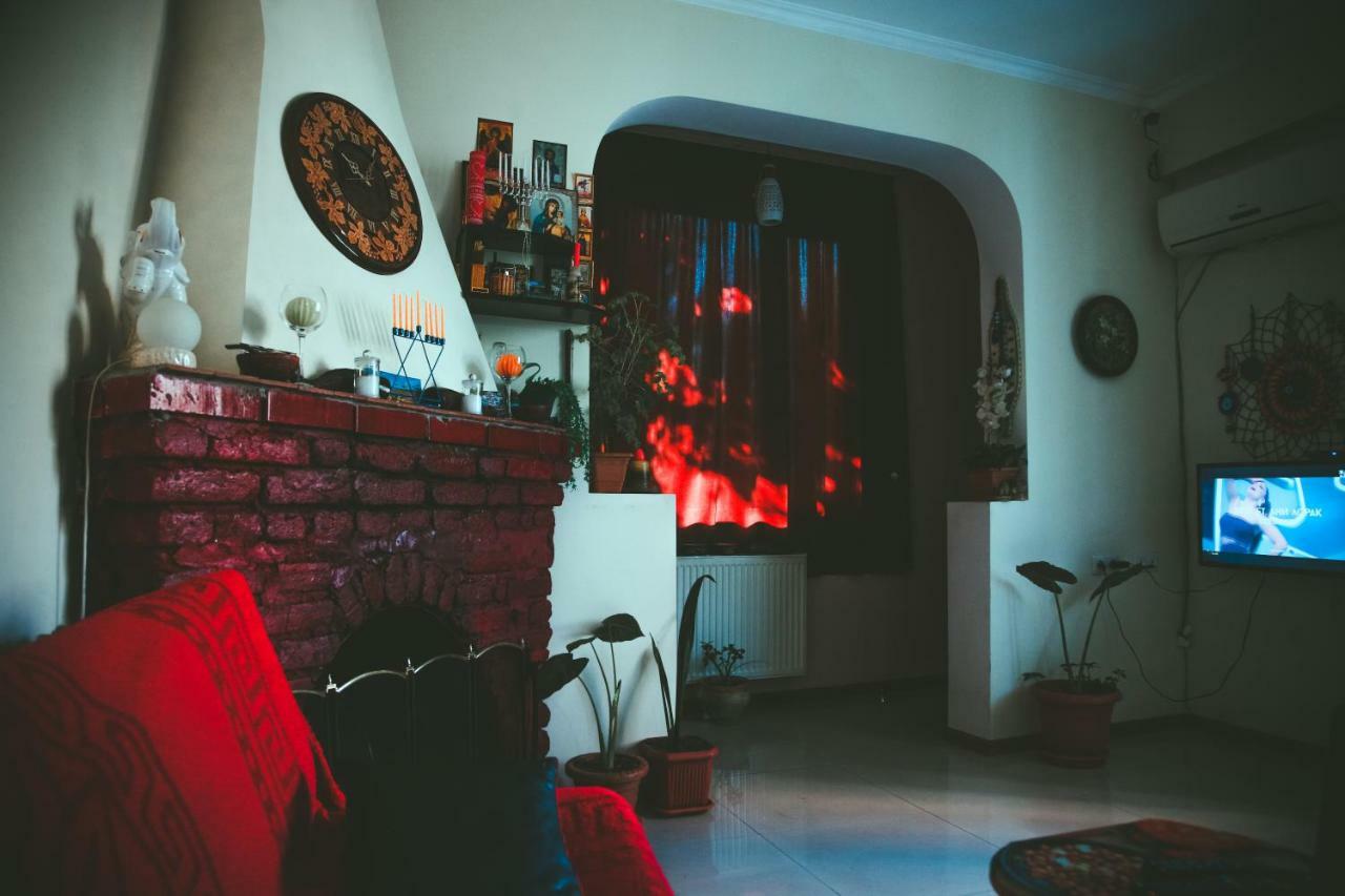 Guesthouse Different Tbilisi Bagian luar foto