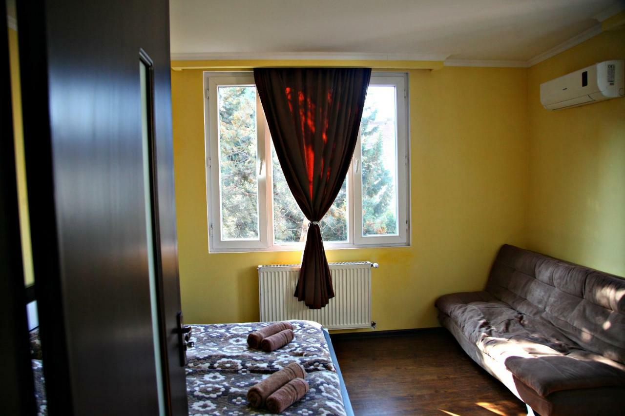 Guesthouse Different Tbilisi Bagian luar foto