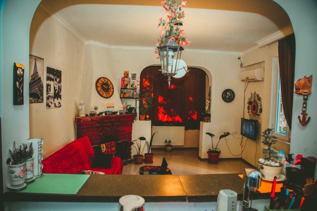 Guesthouse Different Tbilisi Bagian luar foto