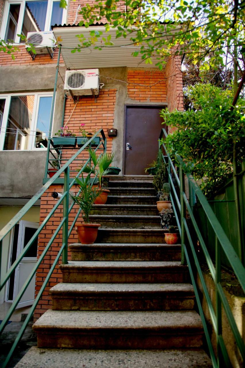 Guesthouse Different Tbilisi Bagian luar foto