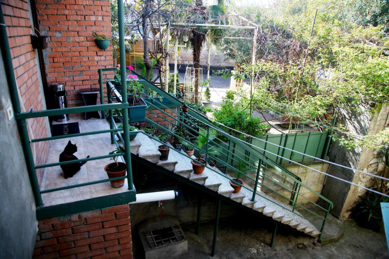 Guesthouse Different Tbilisi Bagian luar foto