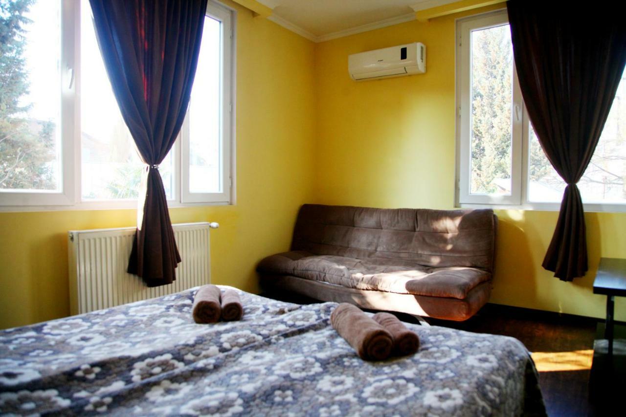 Guesthouse Different Tbilisi Bagian luar foto