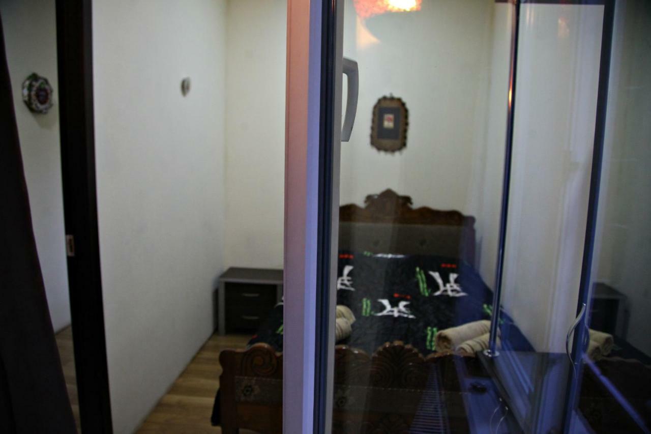Guesthouse Different Tbilisi Bagian luar foto