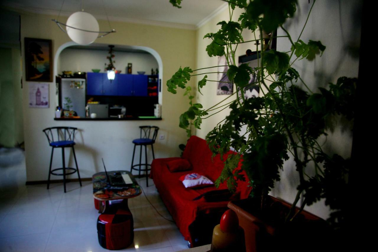 Guesthouse Different Tbilisi Bagian luar foto