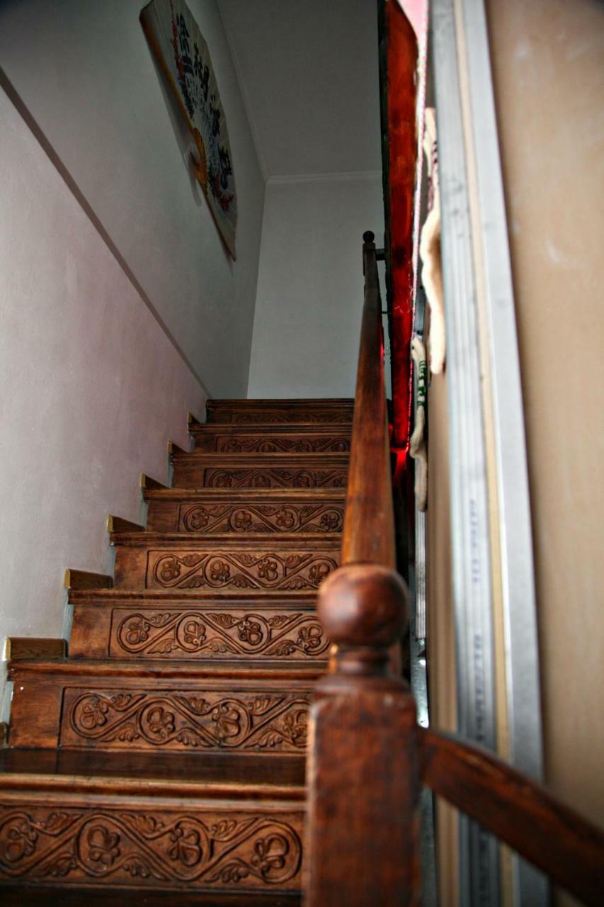 Guesthouse Different Tbilisi Bagian luar foto