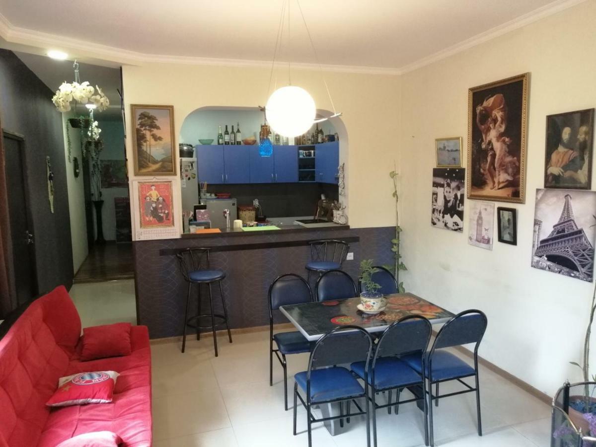 Guesthouse Different Tbilisi Bagian luar foto