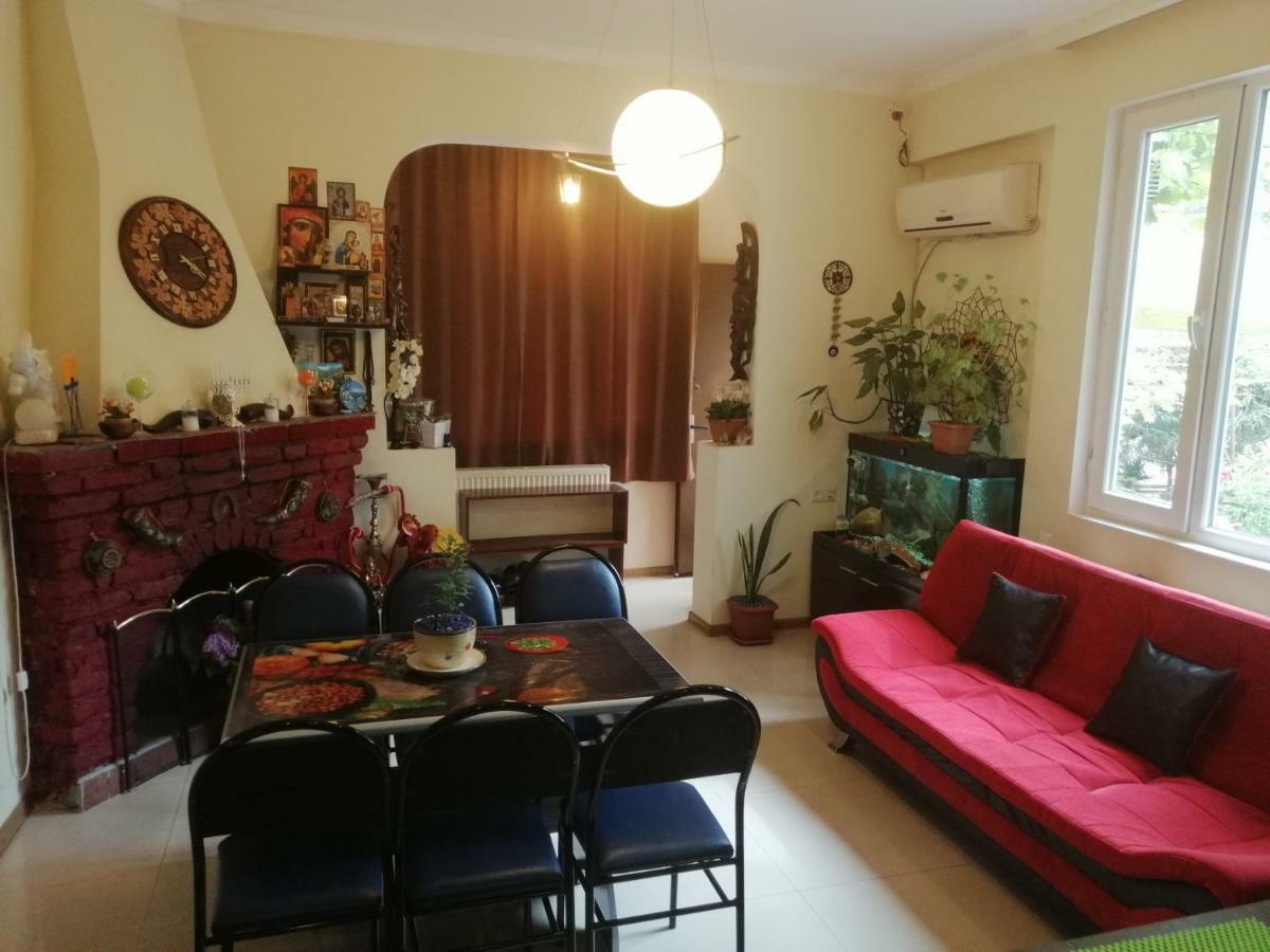 Guesthouse Different Tbilisi Bagian luar foto