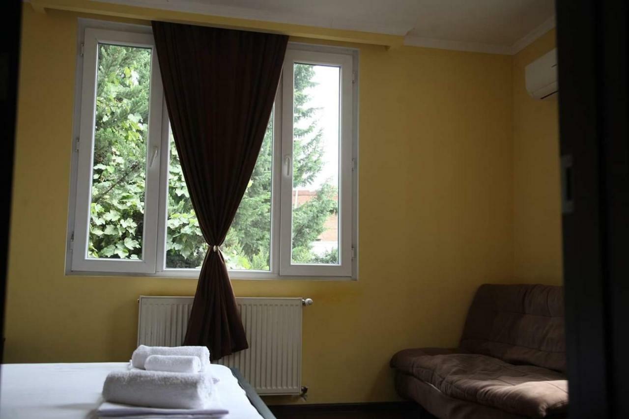 Guesthouse Different Tbilisi Bagian luar foto